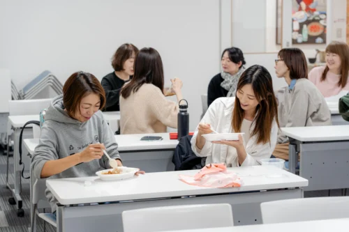學舎内でランチをしている様子